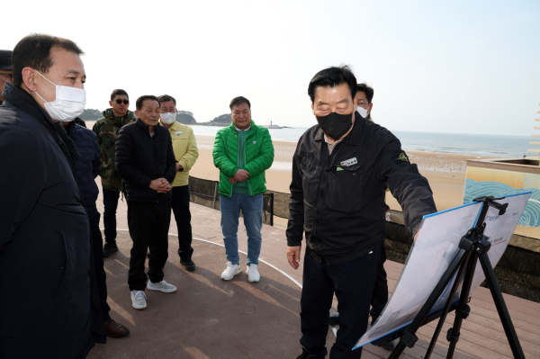 군민 건의사항 해소를 위해 지난달 현장을 방문한 가세로 군수.(소원면 만리포, 230223)