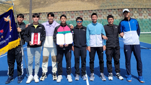 세종특별자치시 테니스팀이 지난 20일 경남 함양에서 열린 ‘제1차 한국실업테니스연맹전 및 전국종별테니스 함양대회’에서 남자단체전 우승을 차지한 가운데, 현준하(왼쪽부터)·박도건·신산희·이덕희 선수, 오재민 코치, 홍성찬 선수, 은남원 트레이너, 남지성 선수가 기념촬영을 하고 있다.