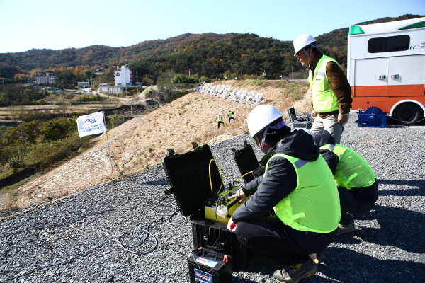 농어촌공사 직원들이 저수지 현장 안전점검을 실시하고 있다