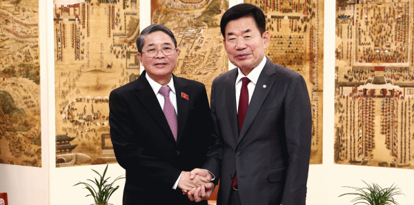 응우옌 득 하이 베트남 국회부의장을 접견하는 김진표 국회의장.