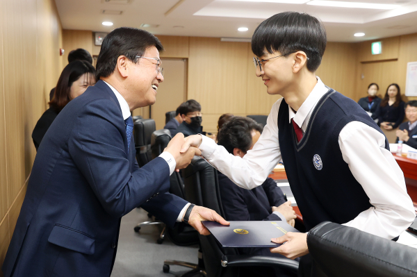 2023년도 제1회 주민참여예산위원회 위촉장 전달 모습