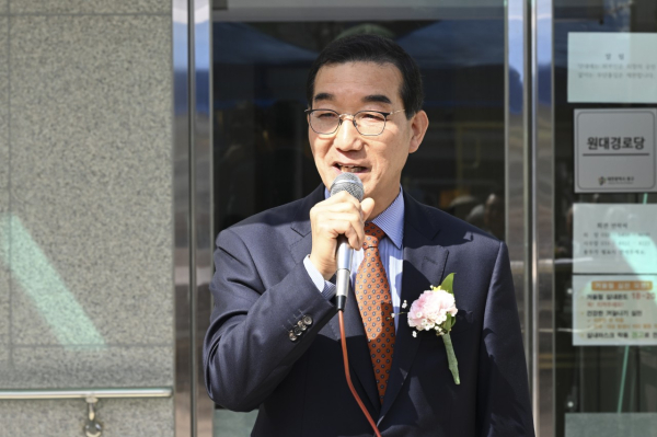 22일, 원대경로당을 개축하고 입주식에서 축사하는 김광신 구청장 모습