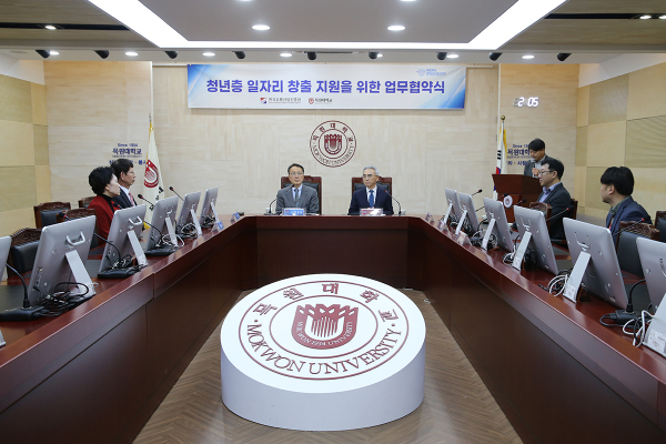 22일 목원대 대학본부 4층 도익서홀에서 열린 업무협약식에서 대학과 한국유통산업진흥원 관계자 등이 ‘청년층의 일자리 창출 지원을 위한 업무협약’ 체결식 모습