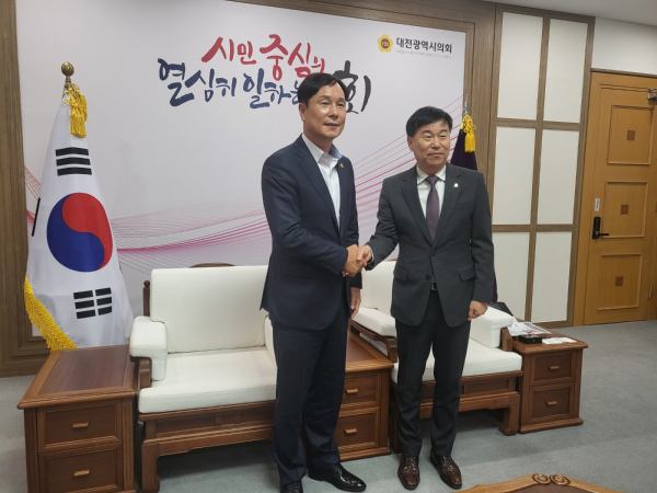 이상래 대전시의회 의장과 악수하는 김양수 대한전문건설협회 대전시회 회장