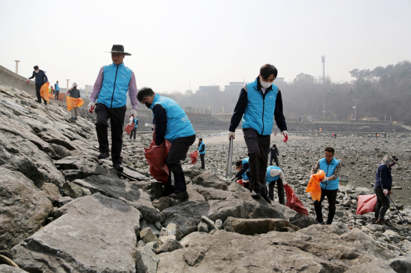 22일 세계 물의 날을 기념해 해양 환경 정화 활동 동참 모습