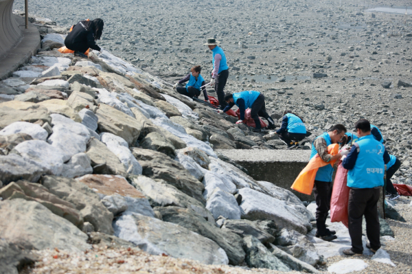 22일 세계 물의 날을 기념해 해양 환경 정화 활동 동참 모습