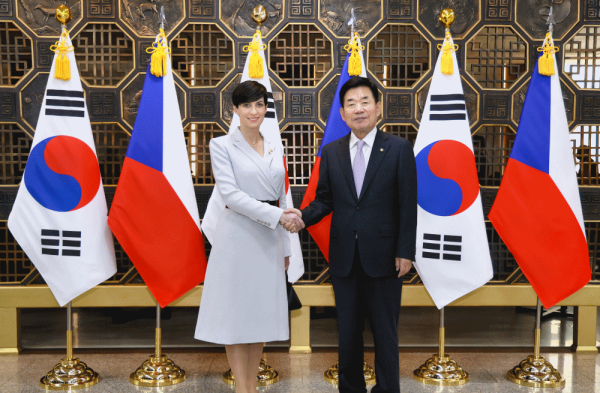 악수하는 아다모바 체코 하원의장과 김진표 국회의장