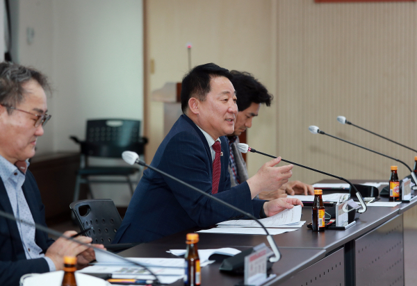 지난 23일 열린 서구청실에서 열린 대학생행복나눔봉사단 자문위원회 회의 장면