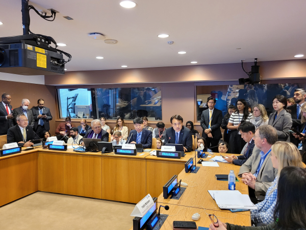 UN 2023 물 총회에서 개최된 AWC 부대행사에서 해외정부 대표로 인도네시아 바수키 하디물요노 공공사업주택부 장관(왼쪽 두번째)과 투자기관 대표로 ADB 엄우종 사무총장(오른쪽 첫번째) 각 기조연설과 축사를 전했다.(2023. 3. 23.(현지시간))