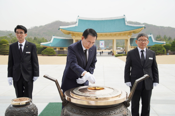 이완섭 서산시장이 24일 국립대전현충원을 찾아 분향하는 모습