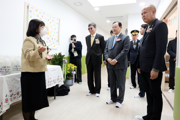 박혜련 키즈레일 탄현역어린이집 원장(왼쪽 첫 번째)의 어린이집 내부 설명을 듣고 있는 이용우 국회의원(오른쪽 첫 번째), 임종일 국가철도공단 부이사장(오른쪽 두 번째), 이병훈 (재)공공상생연대기금 이사장(오른쪽 세 번째)