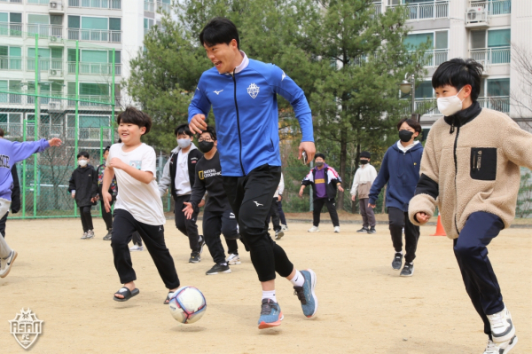 충남아산FC, 비타민스쿨 ‘모산초 방문’ 활동 모습