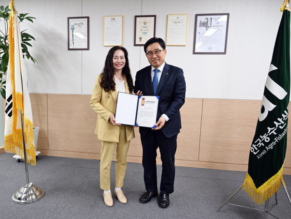 감사장 전달식 사진 * 한국농수산식품유통공사 김춘진 사장(우측), 한보화 주아르헨티나 한국문화원 원장(좌측)