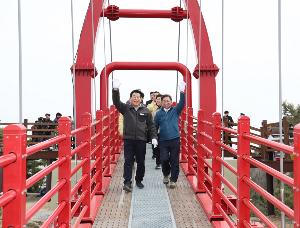 24일 백화산에서 진행된 백화산 구름다리 개통식 모습.