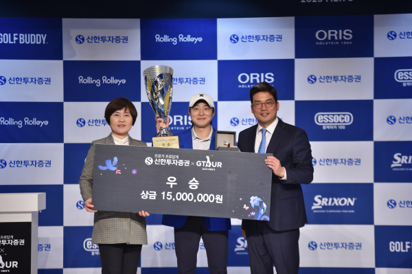 대전 골프존조이마루에서 열린 ‘2023 신한투자증권 GTOUR MEN’S’ 3차 결선 시상식에서 (왼쪽부터)신한투자증권 김수영 본부장, 우승자 허결, 골프존 손장순 상무가 기념 촬영을 하고 있다