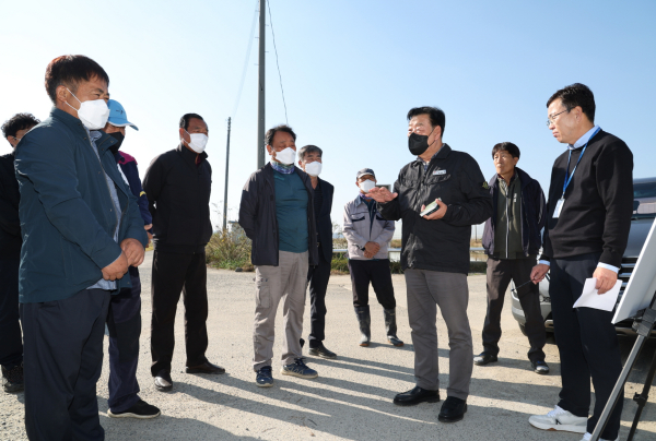 지난해 10월 20일 이원간척지구 한해대책 사업지를 찾은 가세로 군수.