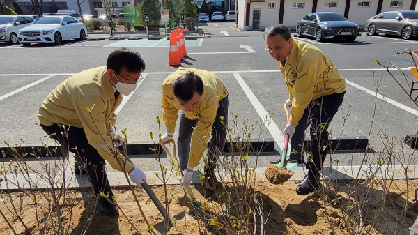 27일, 지구를 살리는 날인 식목일을 기념해 식목행사 진행 모습