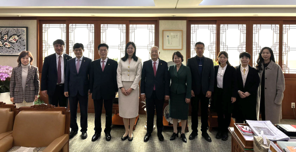 중국 가흥남양직업기술학원 관계자들이 백석대학교에 방문해 기념촬영을 하고 있다.(왼쪽 다섯 번째부터 가흥남양직업기술학원 펑리웨이 서기 부총장, 백석대 장택현 대학혁신위원장)