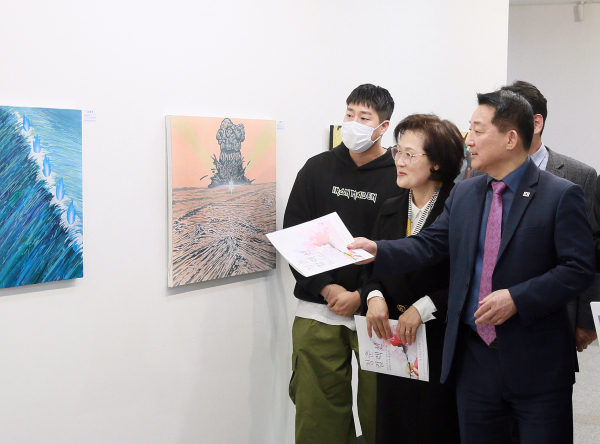 대전 서구청 2층 로비에서 열린 청춘컬렉션 개최 장면