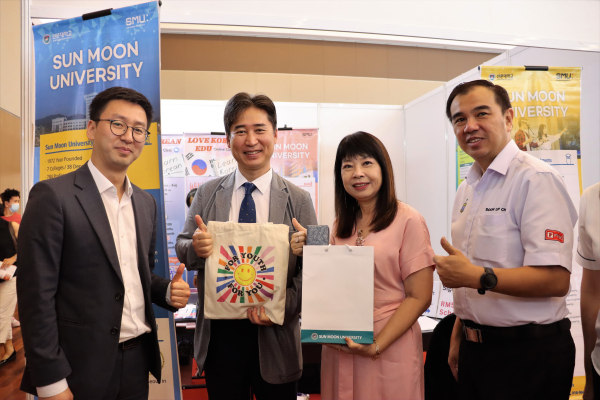 좌에서 두번째 선문대 최광석 글로벌지원팀장, 세 번째 림후이잉 말레이시아 교육부 부장관