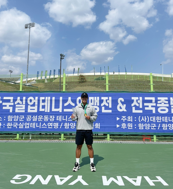 지난 26일, 신산희 세종시청 테니스팀 선수가 남자단식 우승 후 기념촬영을 하고 있다.