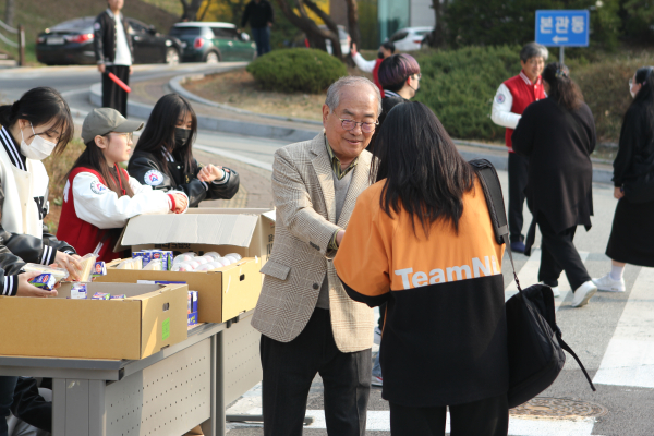 유재원 총장과 대학본부 관계자, 제31대 학생회 임원들이 재학생들의 아침 식사를 위해 빵과 음료 나누는 모습