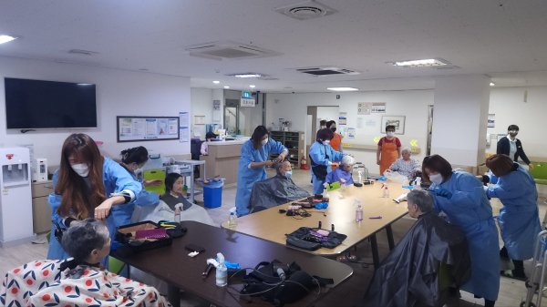 중구미용사회봉사단의 봉사활동 모습