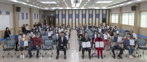 최충규(사진 첫 번째 줄 왼쪽 세 번째) 대덕구청장과 재능강사 봉사단원들이 발대식을 마친 후 기념촬영