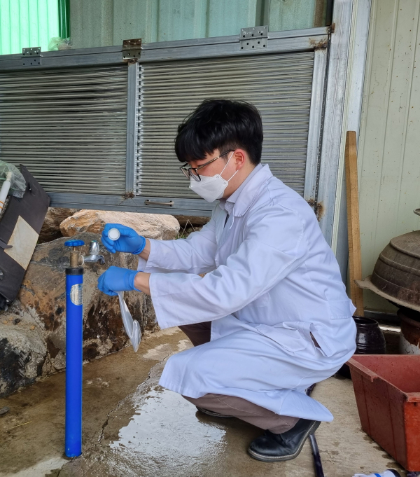 지하수 채수 모습(보건환경연구원)