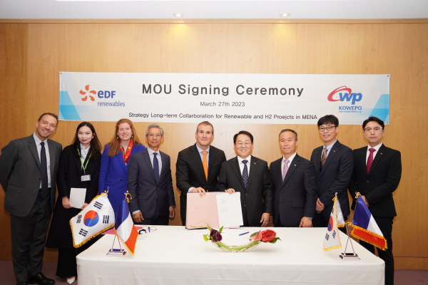 박형덕 서부발전 사장(오른쪽 네 번째)과 브루노 벤싸송(Bruno Bensasson) EDF-R 사장 겸 EDF 수석부사장(가운데), 양사 관계자들이 서명 후 기념촬영에 응하고 있다.