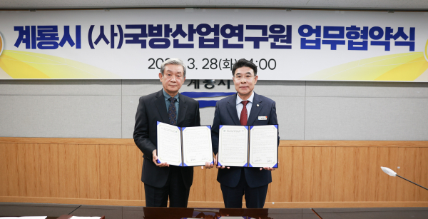 왼쪽부터 양충식 연구원장과 이응우 계룡시장