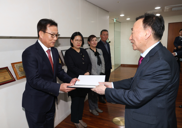 설동호 교육감, 감사자문위원회 위원 위촉장 수여 모습