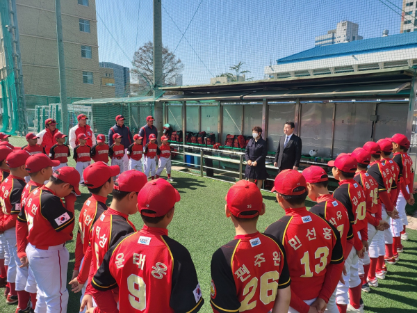 신흥초 야구부 격려사(왼쪽부터 신흥초교장선생님, 동부 교육국장님)