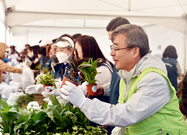 남태헌 한국산림복지진흥원장 및 행사 관계자들이 서울 종로구 청계광장에서 시민들에게 식물과 묘목을 나눠주고 있다.