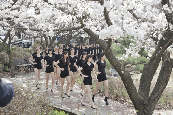 대덕대 교정에서 모델과 학생들이 야외워킹수업인  『벚꽃 워킹』 행사 진행 모습