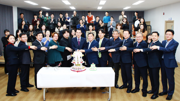 30일 서산시립합창단이 동문동 소대 고운빌딩 내에 연습실을 조성하고 개관기념 작은 음악회를 개최했다