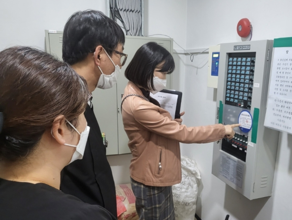 관내 의료기관 화재 예방 시설점검 중인 중구청 공무원