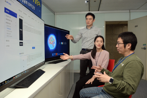 ETRI연구진이 한국형 인공지능 '엑소브레인'의 기계독해(MRC)  기술에 대해 논의하는 모습