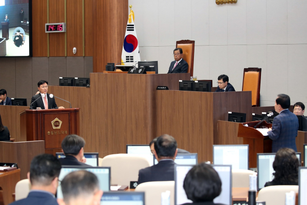 최광희 의원 도정교육행정질문(왼쪽부터 최광희 의원, 김지철 교육감)