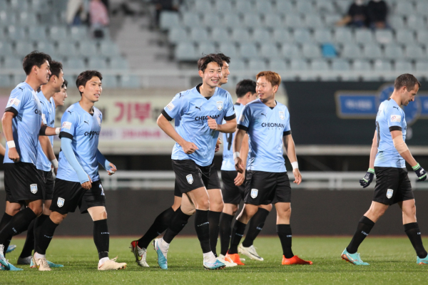 첫 골을 성공한 후 기뻐하는 천안시티FC 공격수 김종민