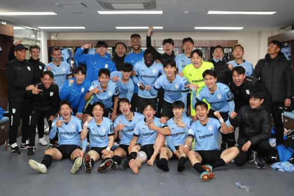 시즌 첫 승의 기쁨을 즐기는 천안시티FC 선수단