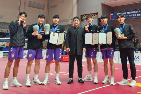 전남 강진군 실내체육관 열린 제21회 전국 학생 세팍타크로대회 겸 제1차 항저우 아시안게임 국가대표 선발전에서 쿼드이벤트(4인조), 레구이벤트(3인조) 종목 우승을 차지한 목원대 세팍타크로팀 선수 등이 기념촬영