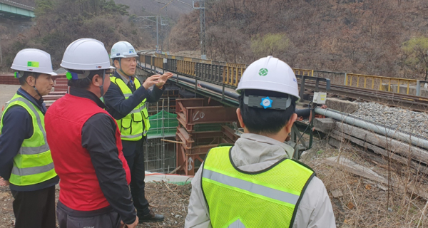 시스템본부, 강원본부 및 협력사 관계자들이 강원본부 개량사업 공사 현장을 지난 24일 점검하고 있다.