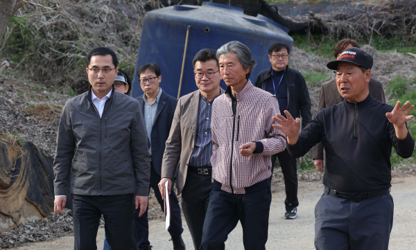 박희조 동구청장이 지난 30일 상소동 민원현장에서 주민들과 대화하고 있다.