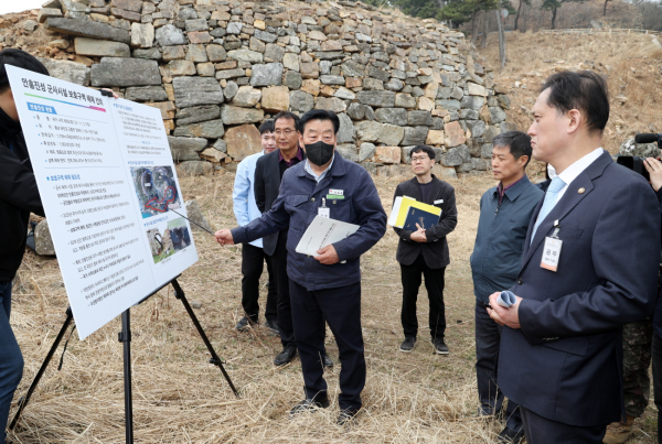 지난 3월 22일 안흥진성을 찾은 국민권익위 김태규 부위원장과 가세로 군수.