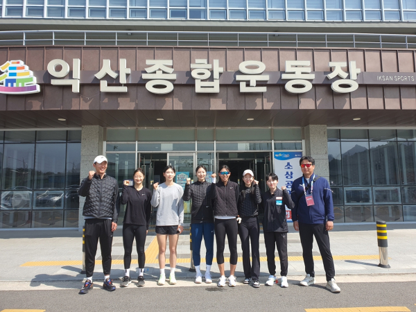 오른쪽부터 김기덕 감독, 이지호, 임예름, 남인선, 장선영, 한이슬, 이희진, 백광열 선수.