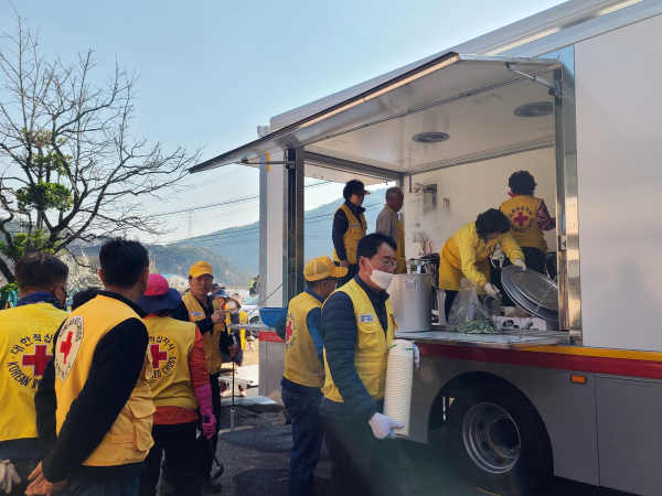 소방대원 및 이재민 구호급식 준비