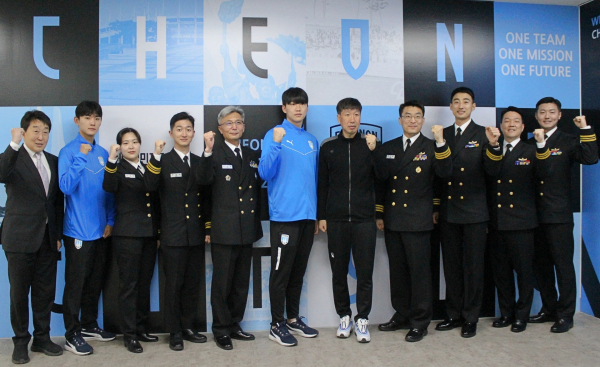 안병모 단장(맨 왼쪽), 박남열 감독(오른쪽 다섯번째과 한규철 중령(오른쪽 네번째) 등 천안함 부대원들