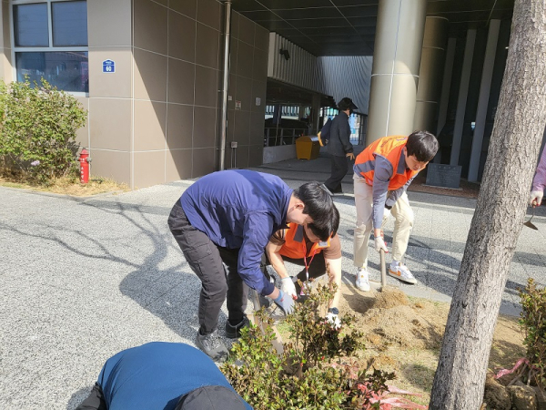 고용복지+센터 입주기관과 함께 나무 심기 행사