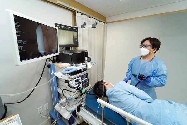 유성선병원 소화기센터장 임창범 전문의 시술 장면